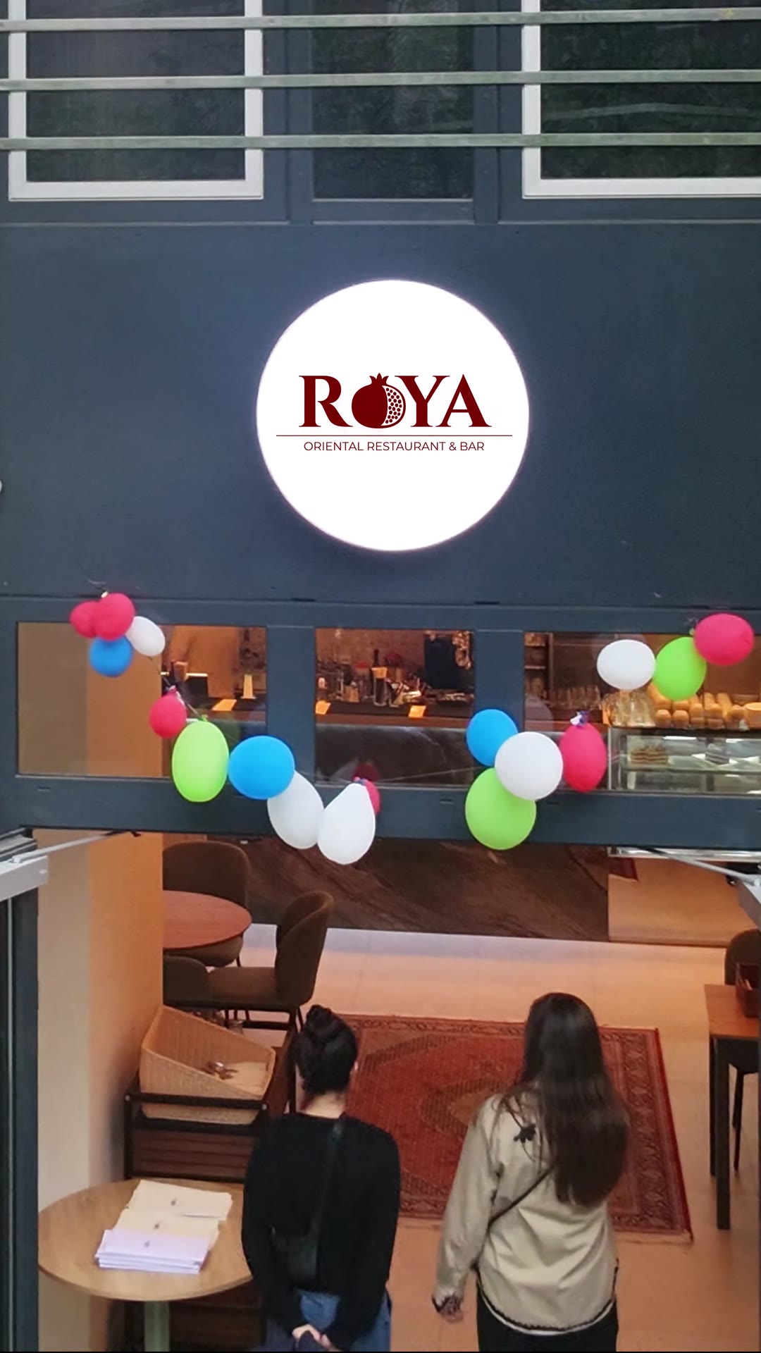 Der Eingang des ROYA am Gustav-Mahler-Platz