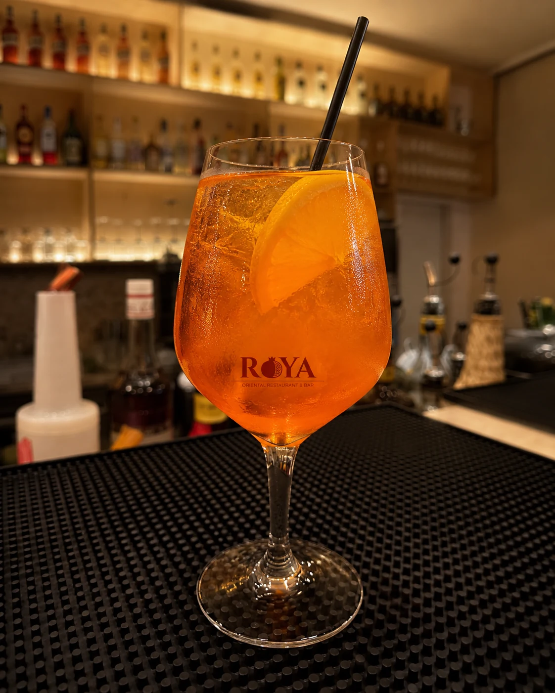Aperol Spritz im ROYA-Glas auf der Bar