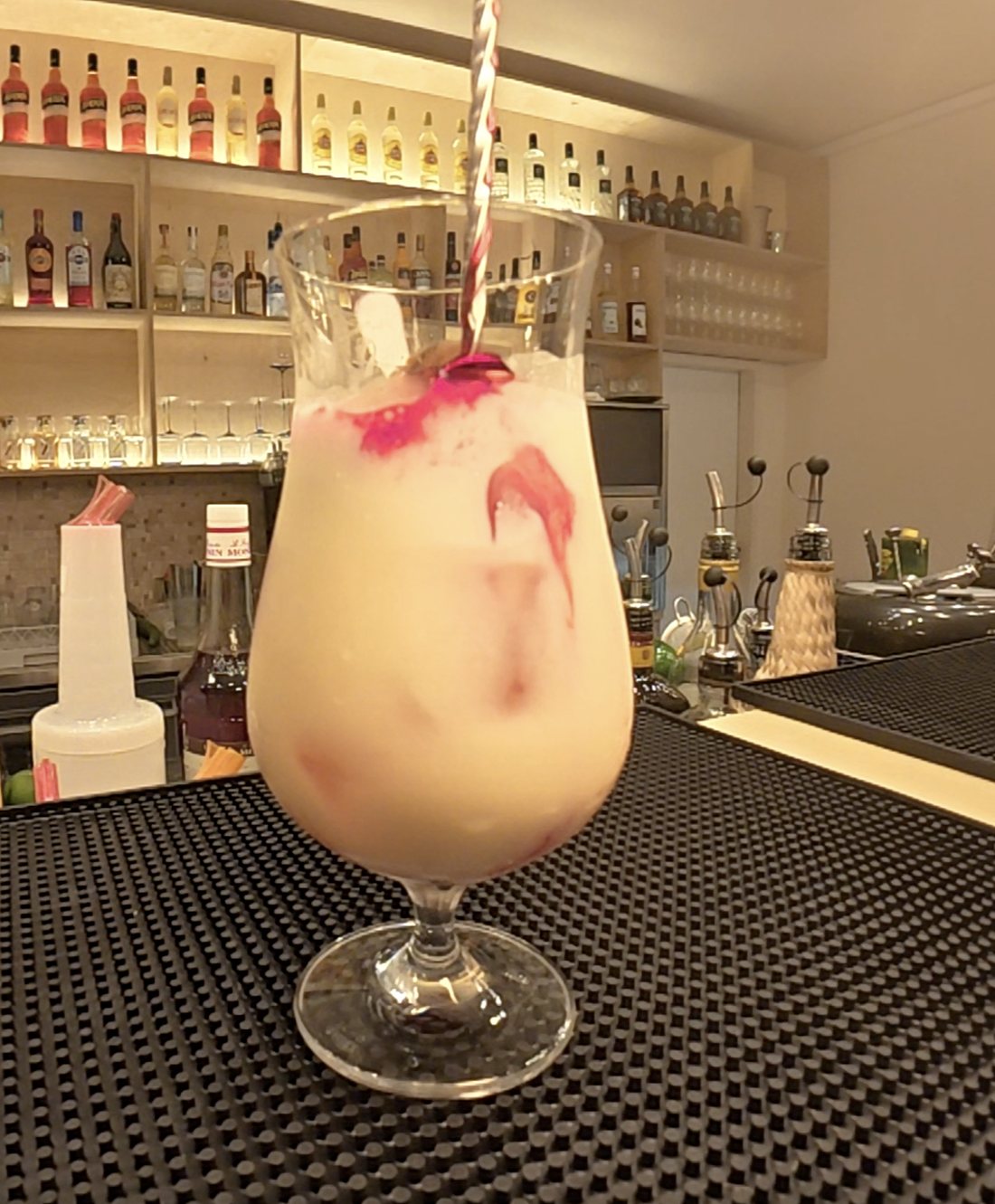 Frisch gemixter Cocktail an der ROYA-Bar