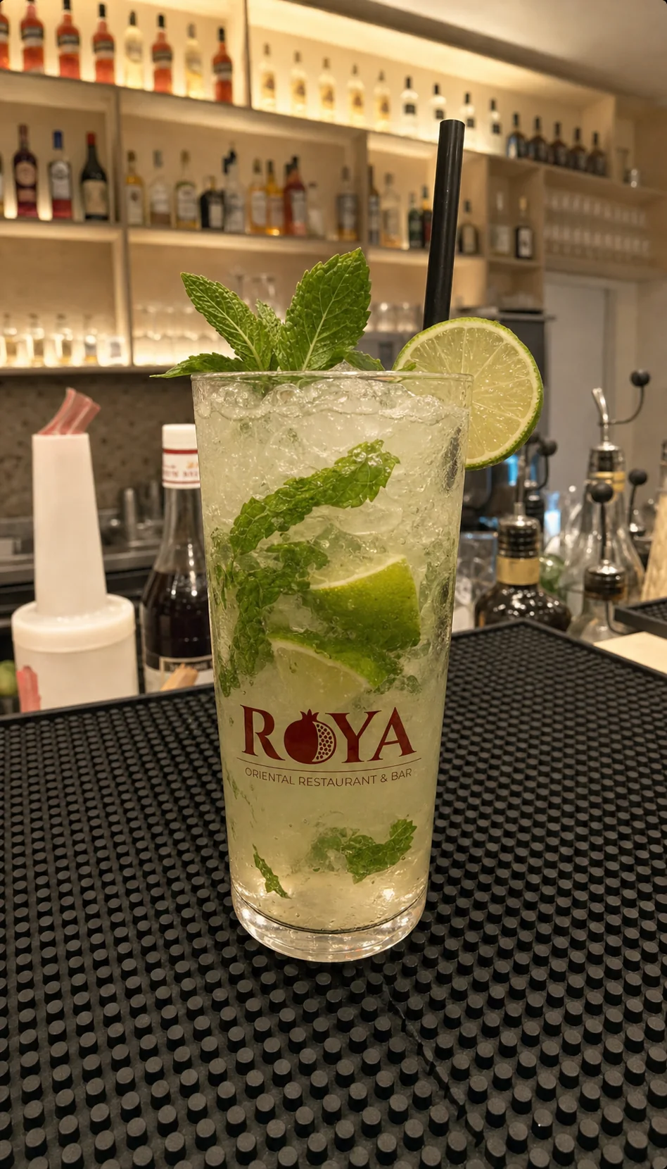 Mojito mit Limette und frischer Minze im ROYA-Glas