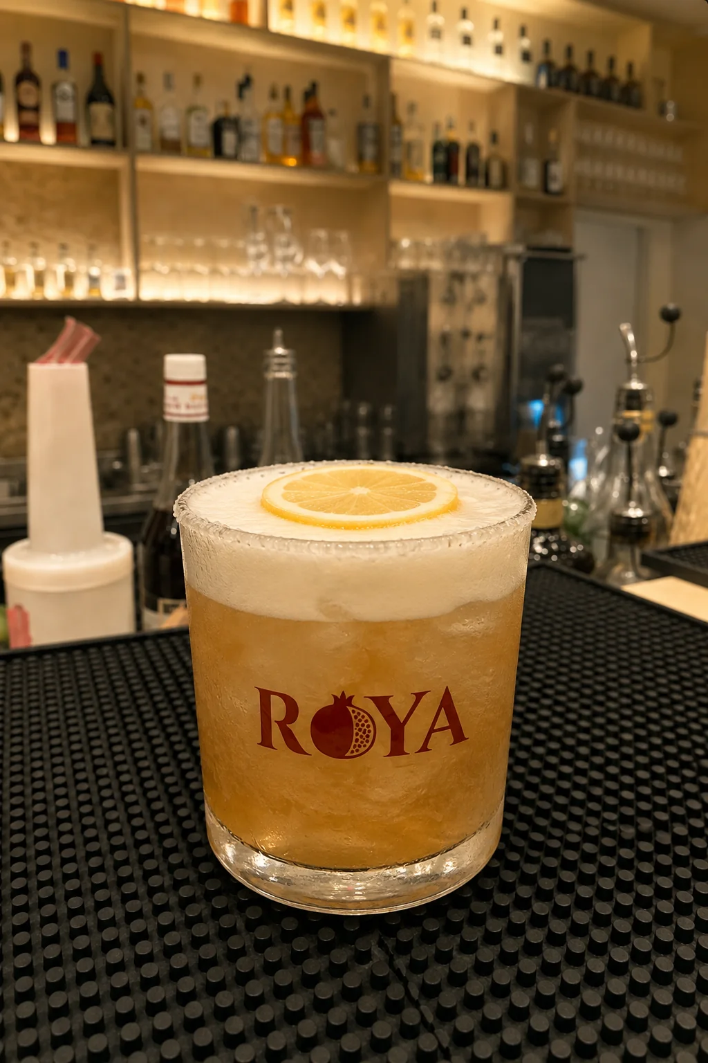 Whiskey Sour mit Schaumkrone und Zitronenscheibe im ROYA-Glas