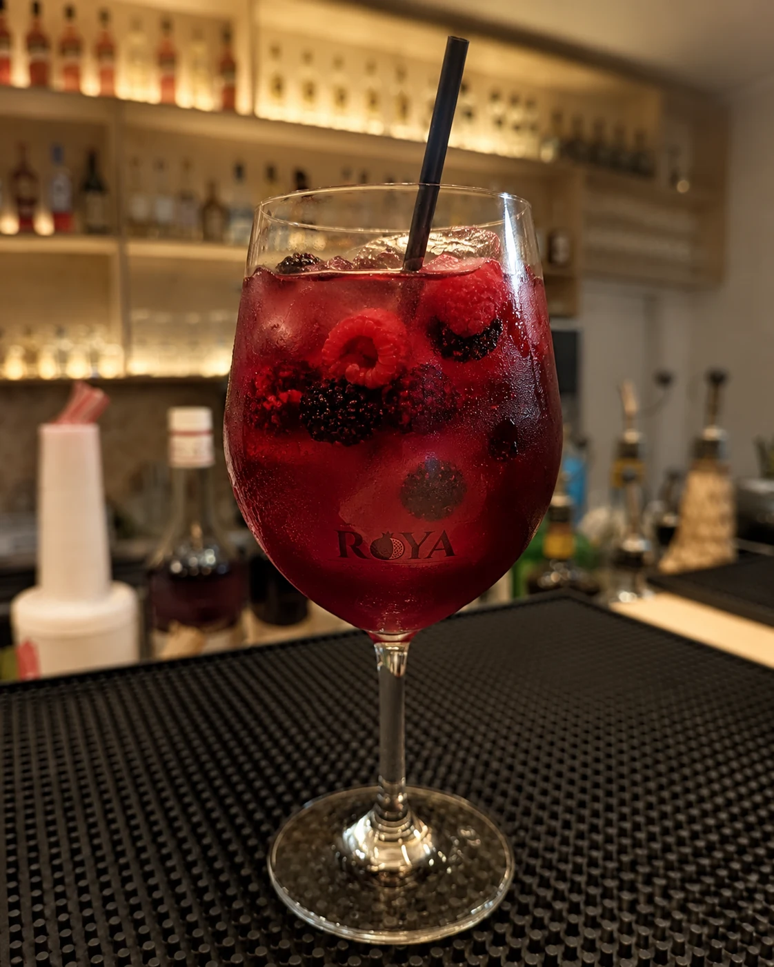 Wildberry Spritz mit Himbeeren und Brombeeren im ROYA-Glas