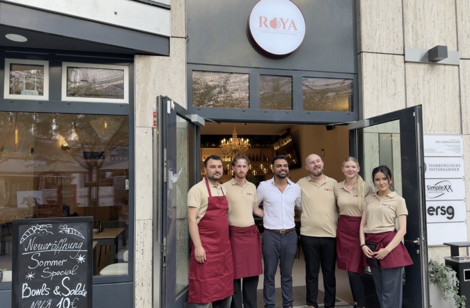 Das ROYA-Team vor dem Restauranteingang